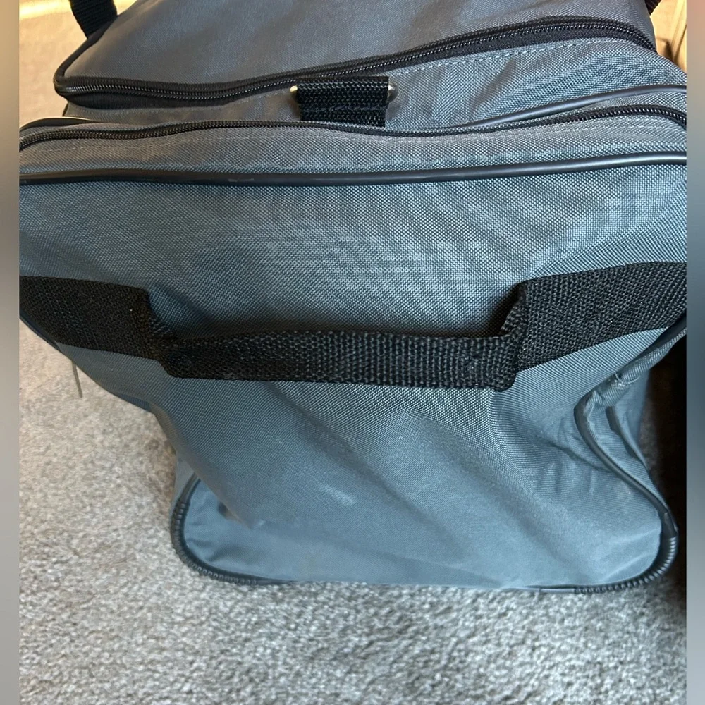 JEEP Gray & Black Rolling Duffel Bag. The handles join to carry. Ex condition.